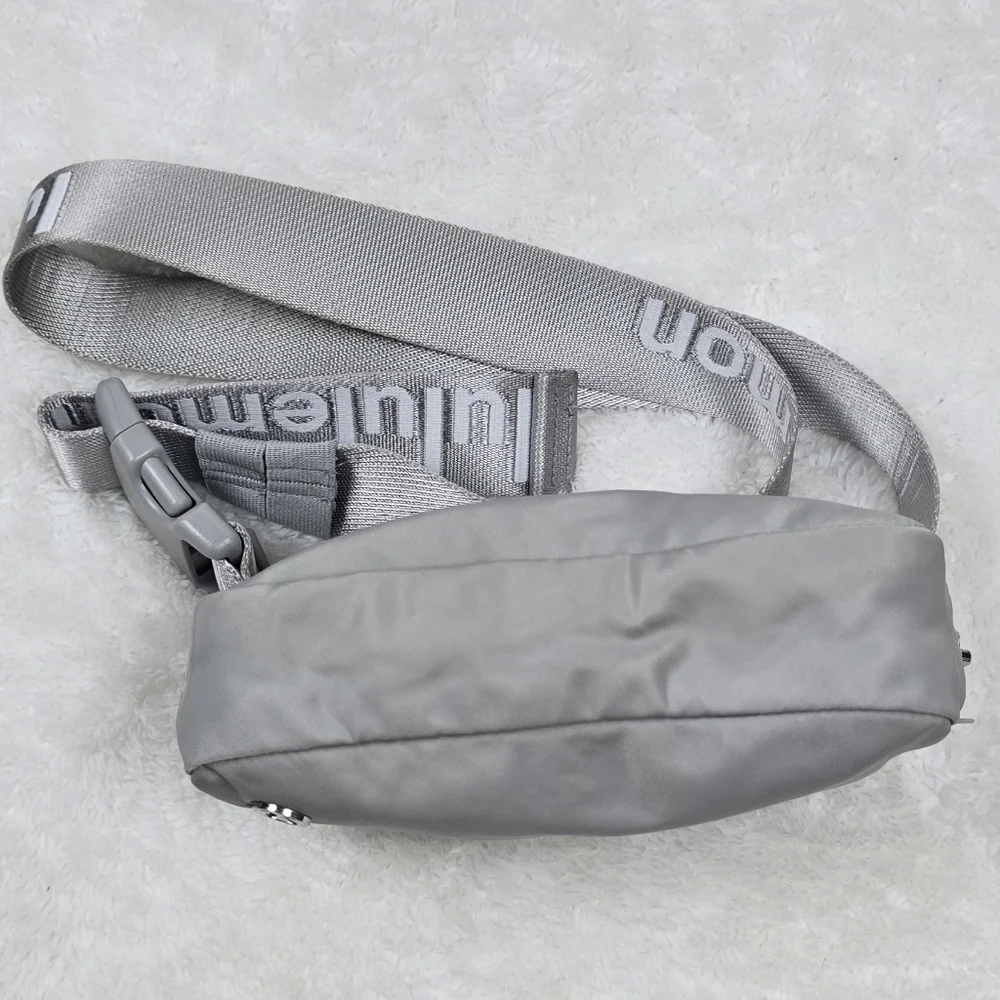 Lululemon Everyday Belt Crossbody Fanny Bag Silver Drop And White Logo 1L - Picture 4 of 12